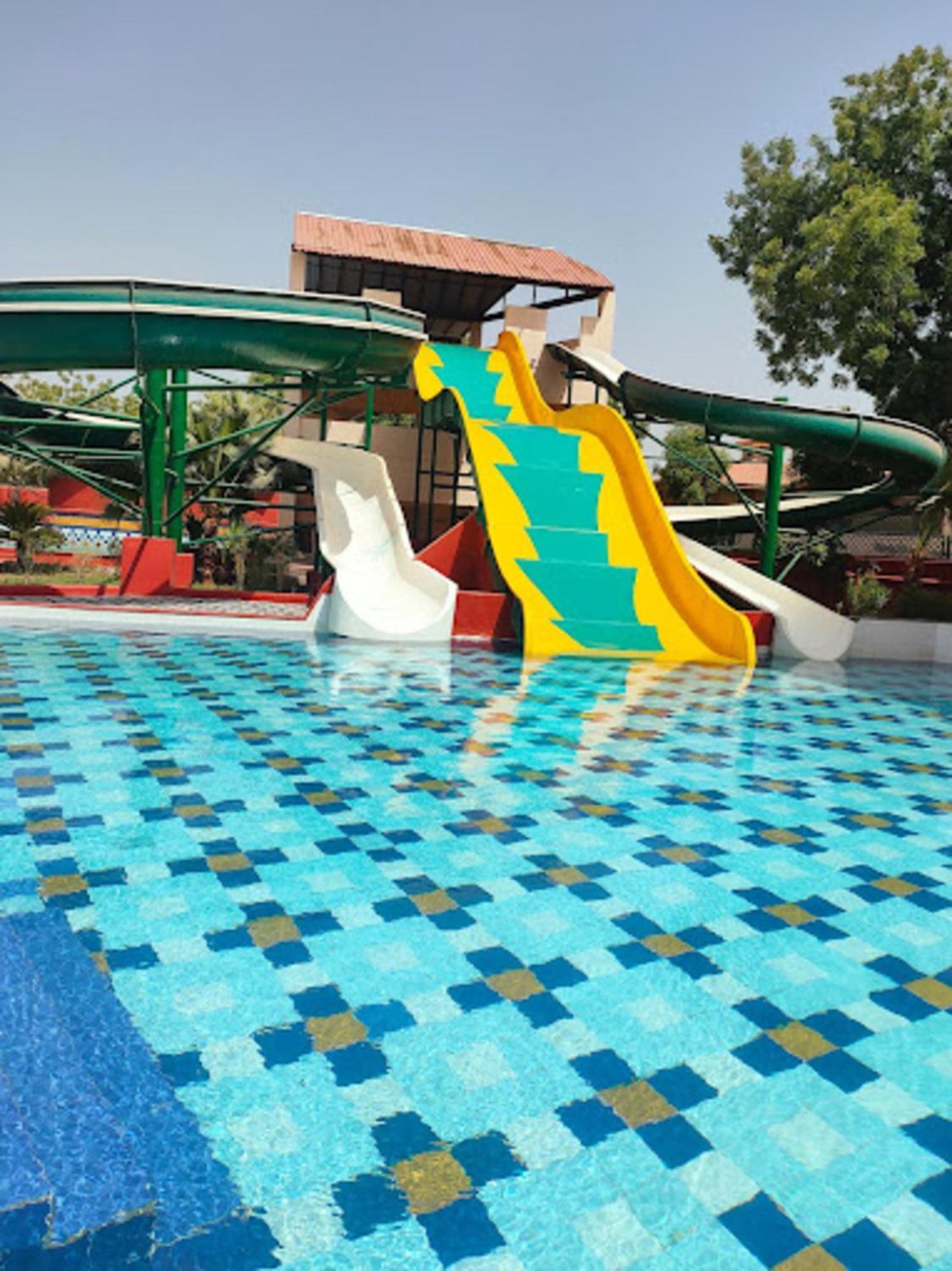 Gāndhīdhām Holiday Resort & Spa A Unit Of S Poddar Group מראה חיצוני תמונה